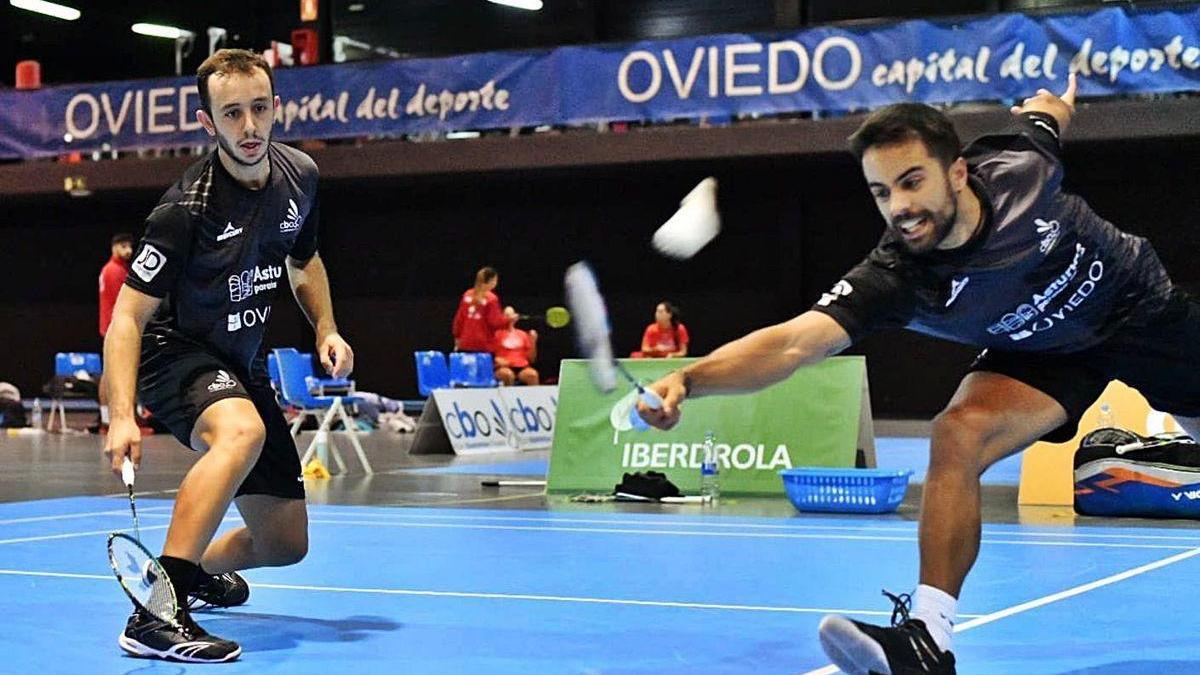 Javier Suárez y Alberto Zapico, ayer, durante el partido ante el Rinconada.