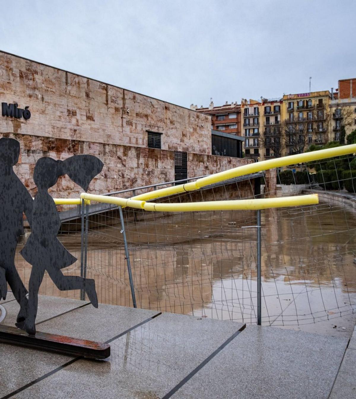 El parc de Joan Miró recupera l’estany de la biblioteca