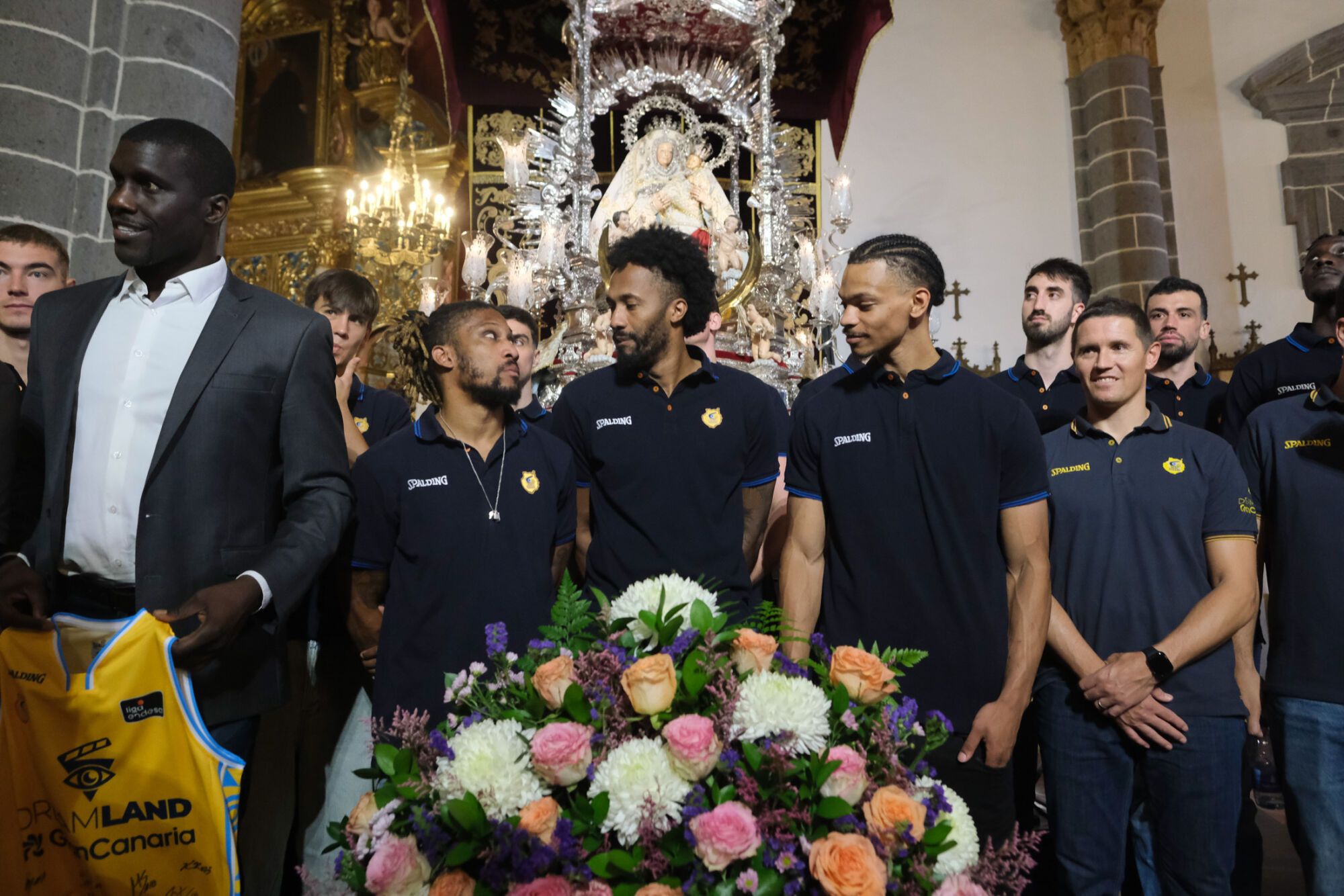 La plantilla del CB Gran Canaria visita a la Virgen del Pino