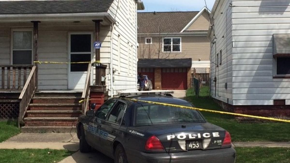 Un coche de policía, a las puertas de la casa donde ha tenido lugar el accidente, este domingo en Cleveland.