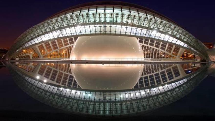 Vista nocturna del Hemisfèric de València.