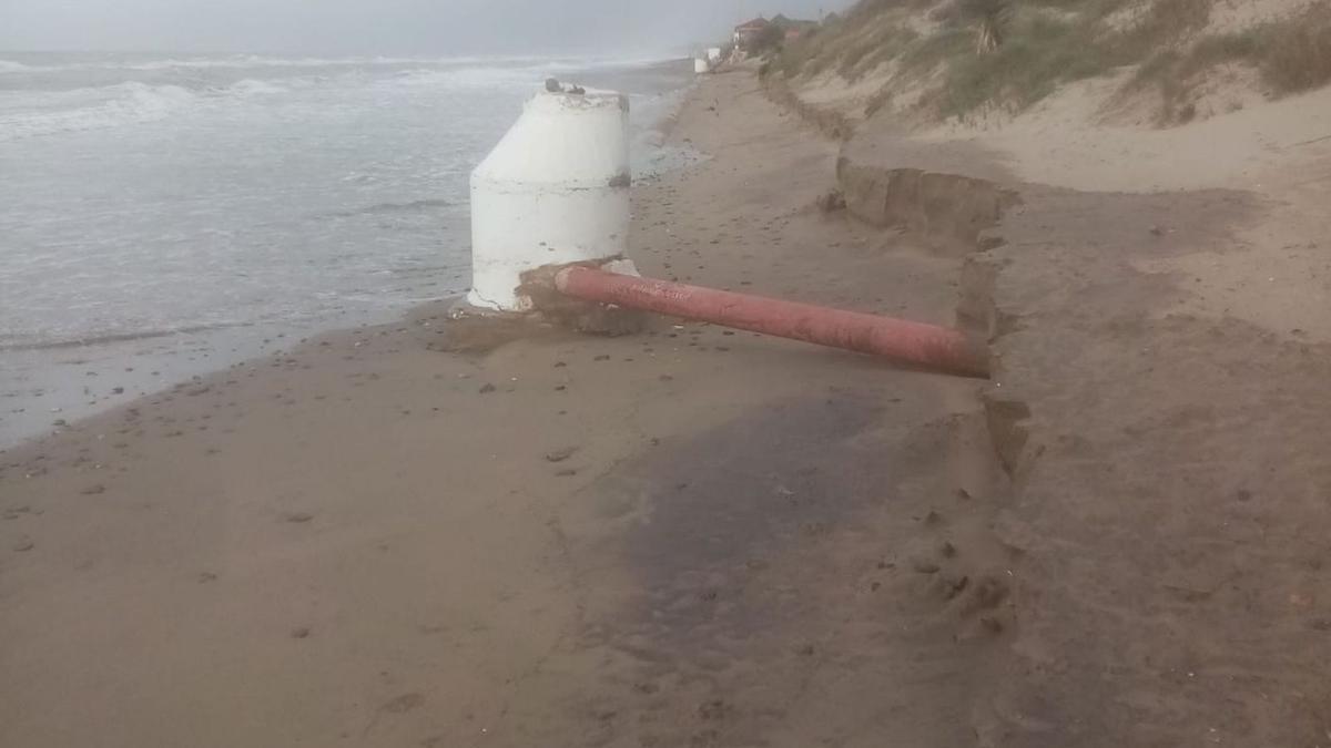 Infraestructuras de saneamiento a la intemperie en el litoral de Las Chapas a causa del temporal.