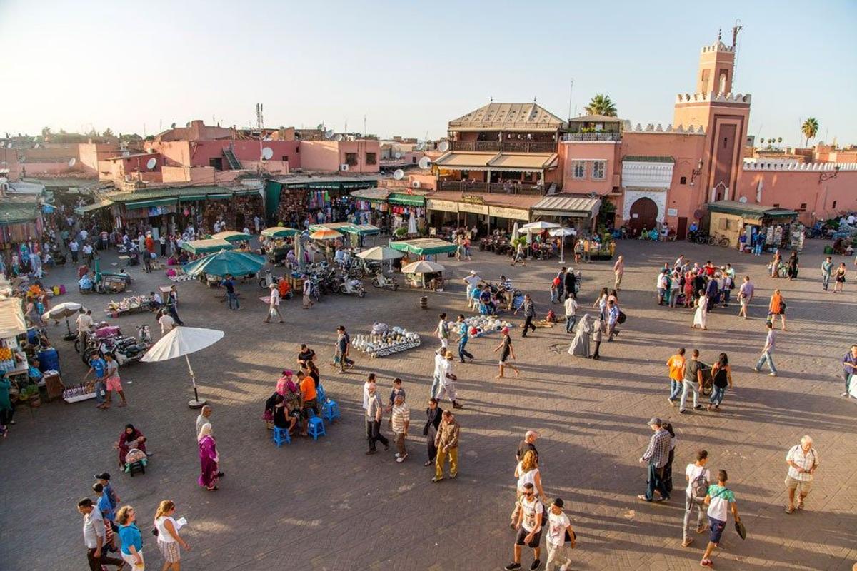 La plaza de día