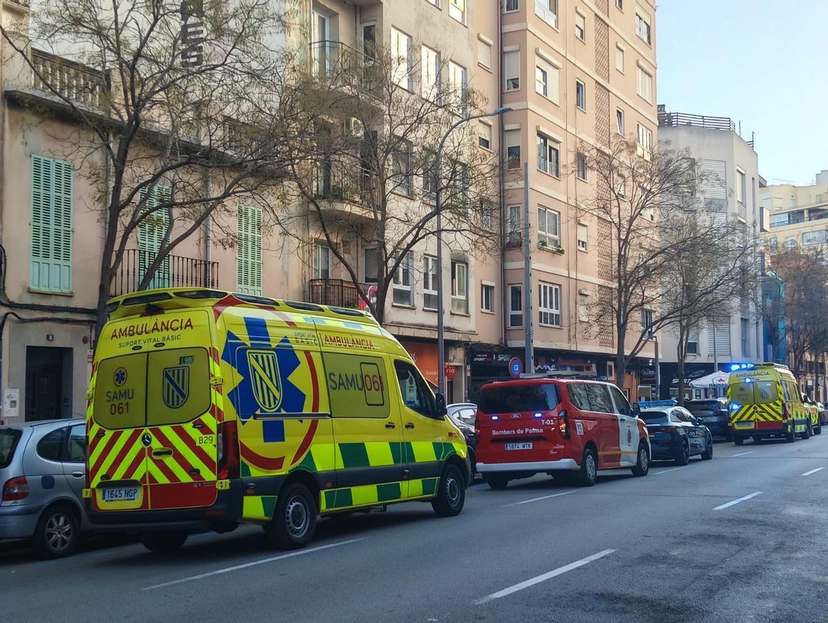 Ambulancias, policías y bomberos, en el lugar del suceso.