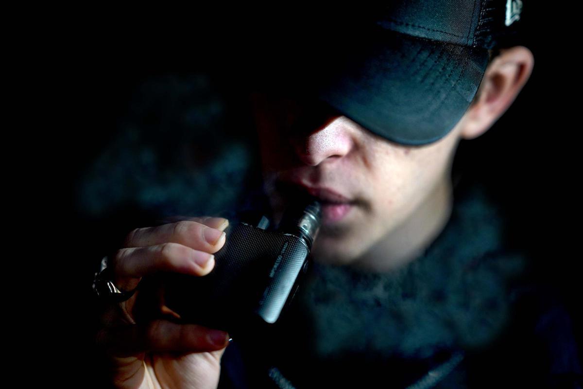 Un adolescente vapea, en su casa de Madrid.