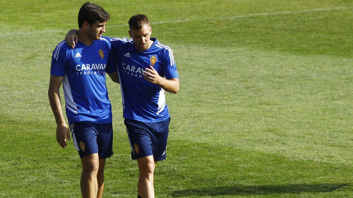 Iván Azón habla con Vada, los dos máximos goleadores del equipo la temporada pasada, en un entrenamiento.