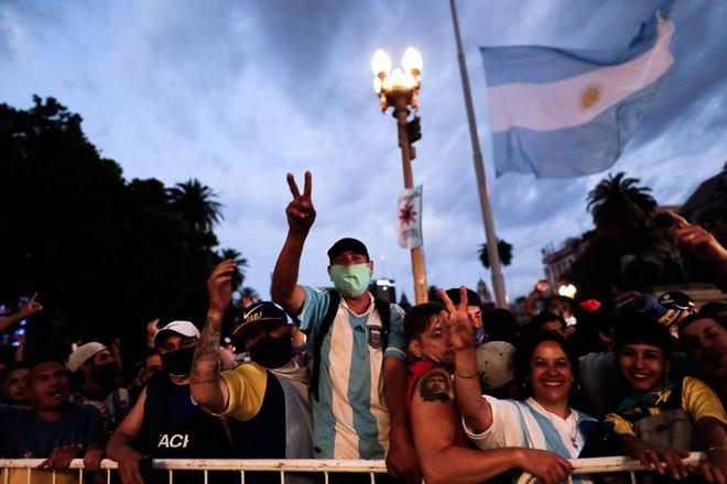 Miles de personas esperan para acceder a la Casa Rosada donde está instalada la capilla ardiente de  Diego Armando Maradona.