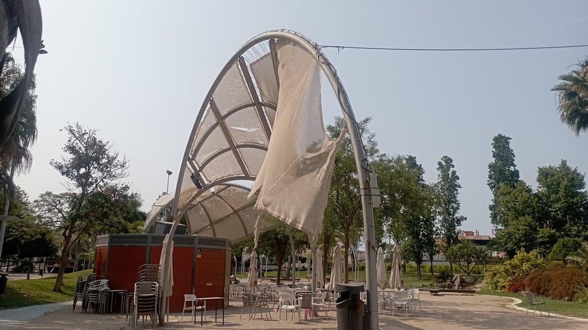 Una de las lonas del Parque de la Alegría, a comienzos de mes.