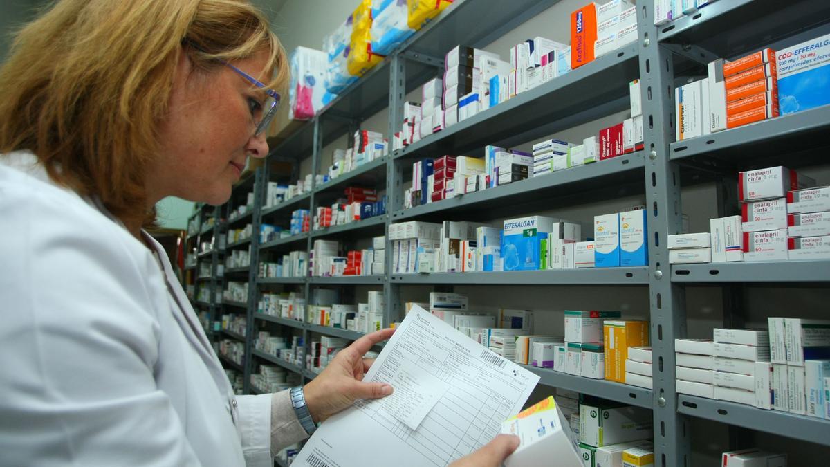 Una farmacéutica busca un medicamento.