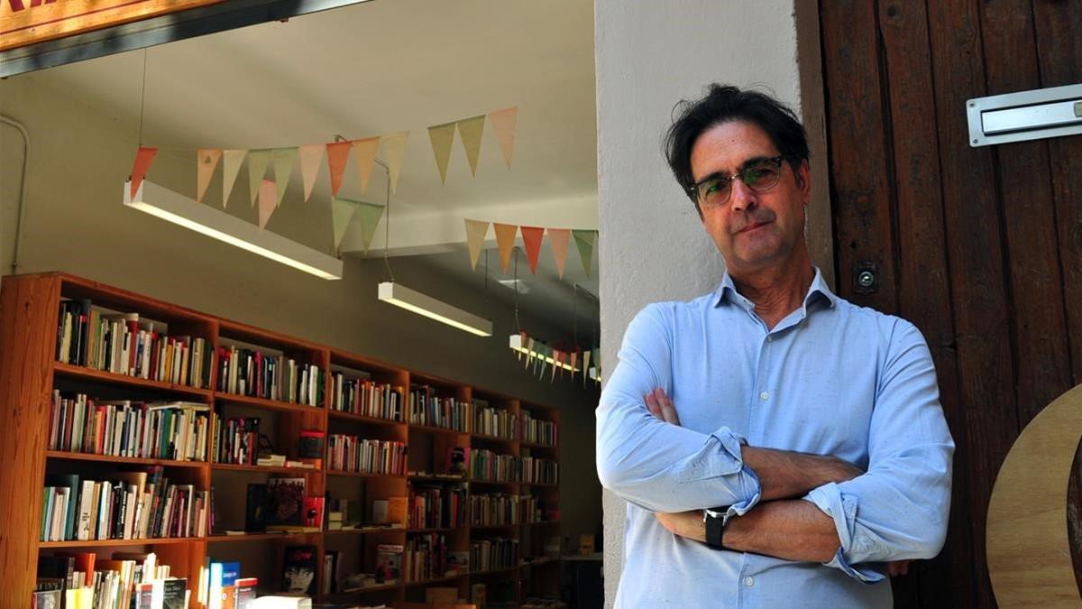 El escritor Vicenç Pagès, en la librería Calders de Barcelona, donde presentó 'Exorcismes'.