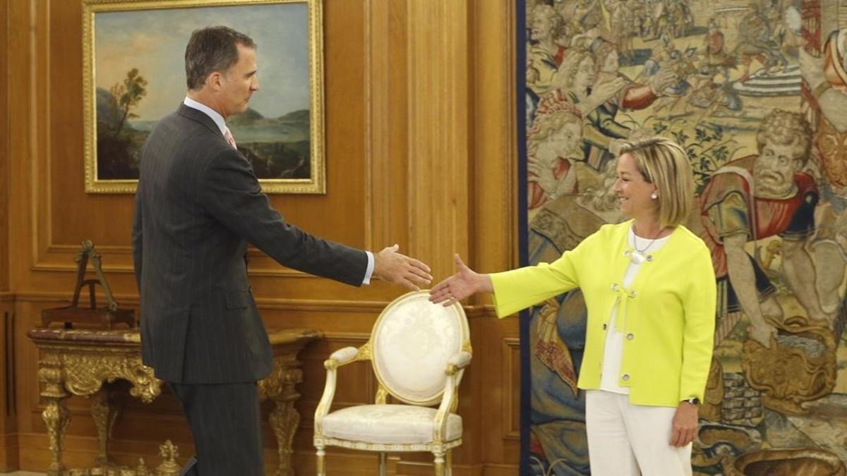 El rey Felipe VI recibe a la diputada de Coalición Canaria, Ana Oramas, en la Zarzuela, el martes 26 de junio.
