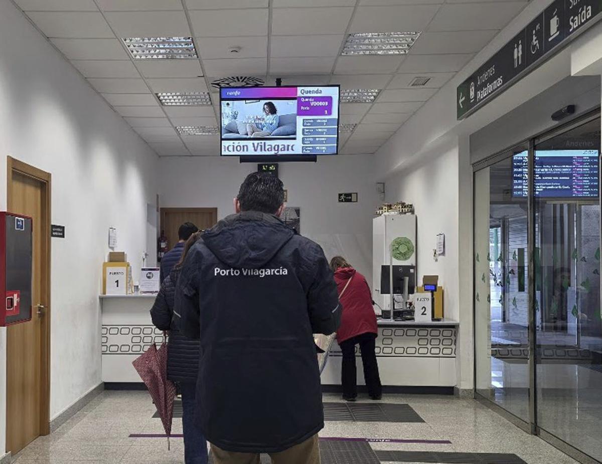 Viajeros reclamando la devolución del dinero de sus billetes, ayer. | M. MÉNDEZ
