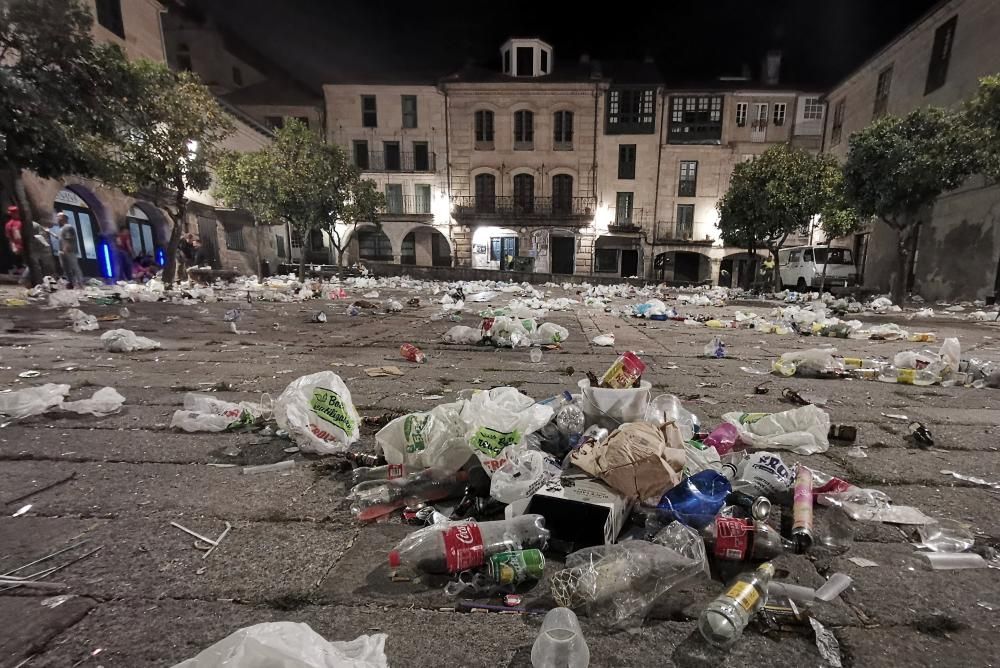 Las "peñas" de Pontevedra dejan un mar de basura y críticas