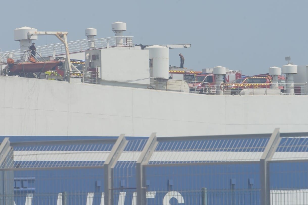 Incendio en un barco de Grimaldi en el Puerto de Valencia