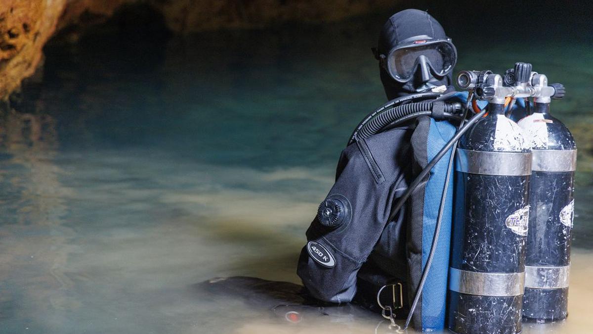 Un buzo en la Cueva del Agua, en Isla Plana, días después de la muerte de Lorena.