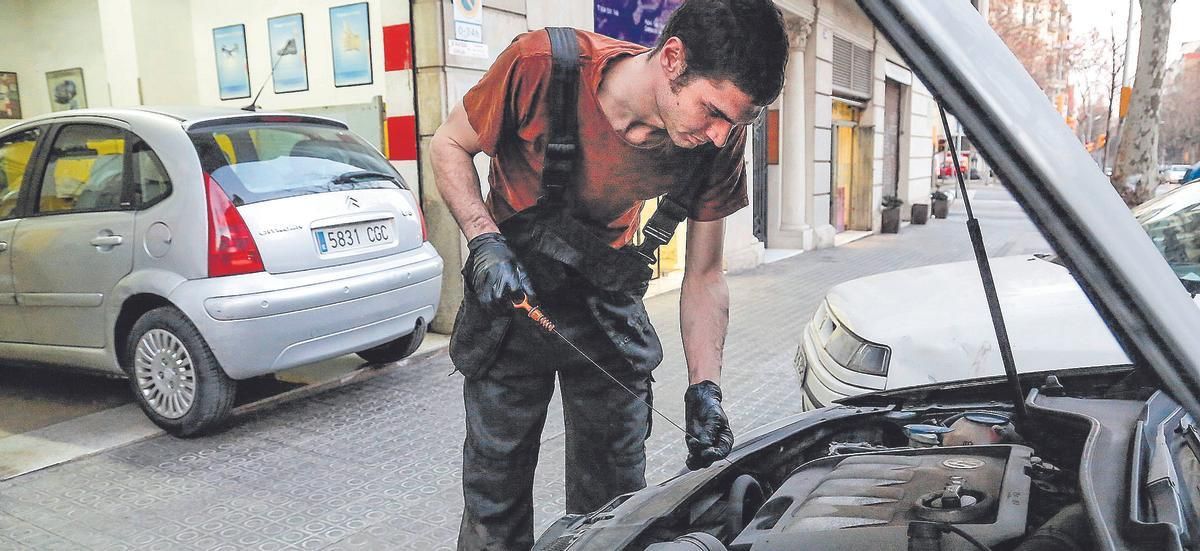 Un taller de coches en l’Eixample de Barcelona.