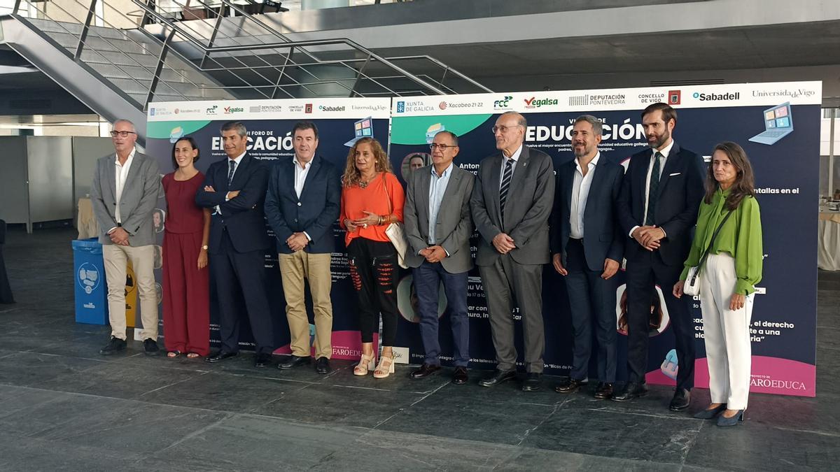 La presidenta de la Diputación de Pontevedra, Carmela Silva; el conselleiro de Educación, Román Rodríguez; el subdirector general de Prensa Ibérica en Galicia, Juan Carlos da Silva, entre otras autoridades.