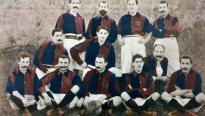 Primera formación del FC Barcelona de 1900, con Gamper sentado, en el centro.