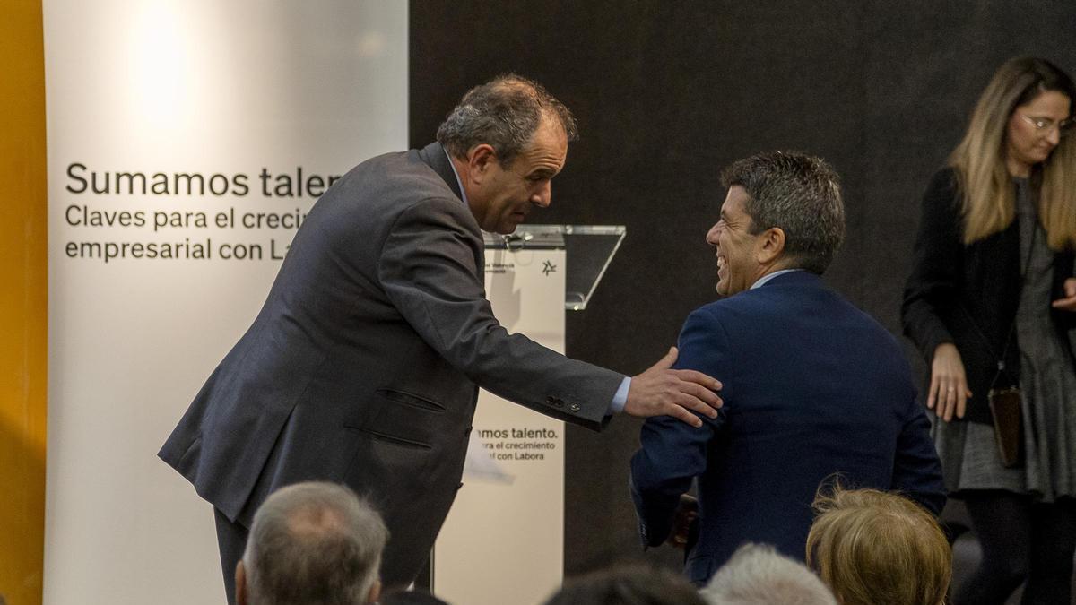 Carlos Baño y Carlos Mazón se saludan en un acto en Alicante, en una imagen de archivo