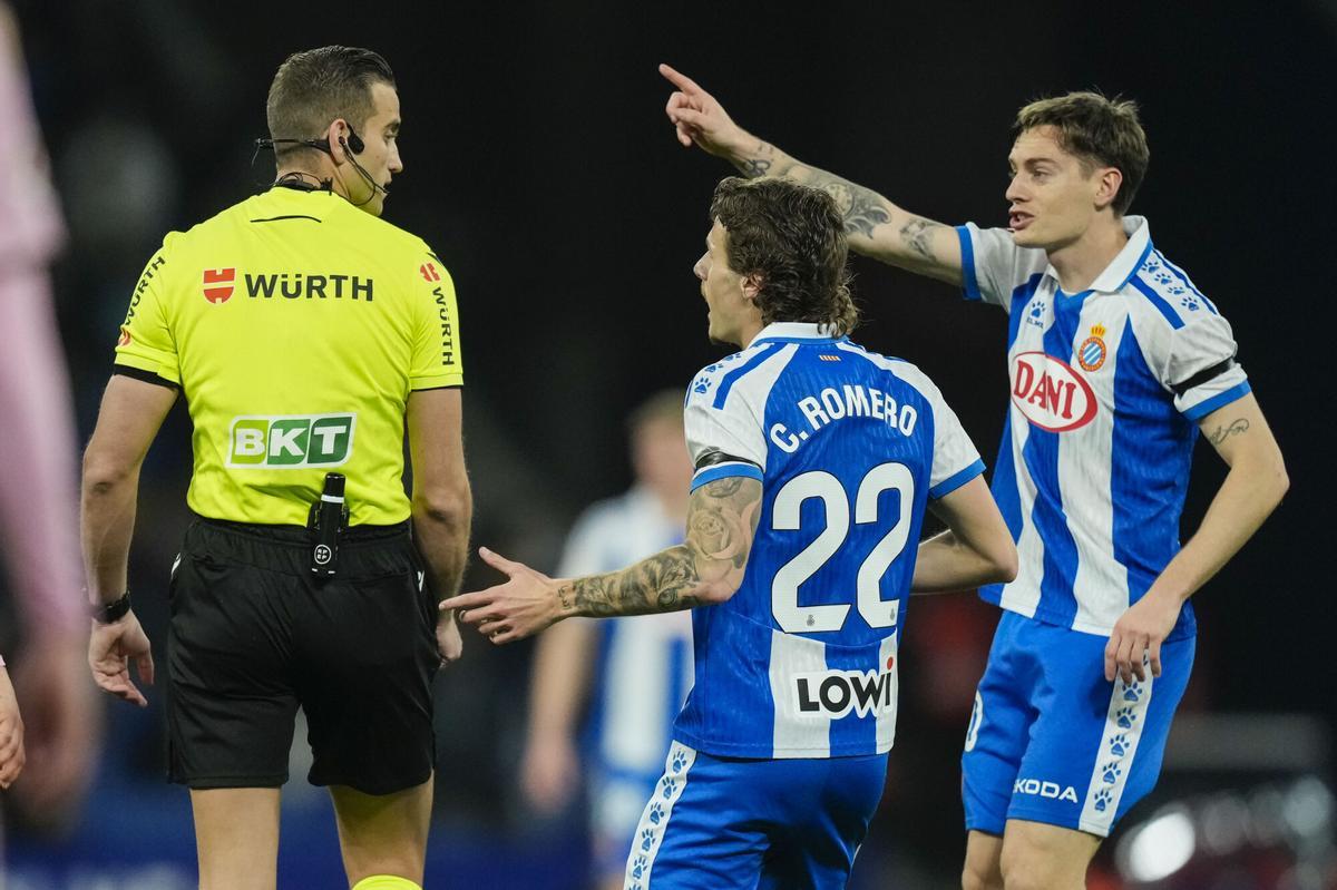 Pol Lozano y Carlos Romero protestan a Javier Alberola durante el Espanyol-Oviedo