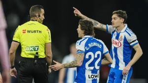 Pol Lozano y Carlos Romero protestan a Javier Alberola durante el Espanyol-Oviedo