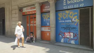 Zapaterías que solo pueden ser zapaterías y banca fosilizada: tiendas de la Rambla paralizadas por el plan de usos