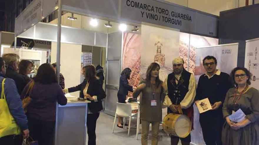 Tomás del Bien (segundo derecha) en el estand del Ayuntamiento y de Torguvi.