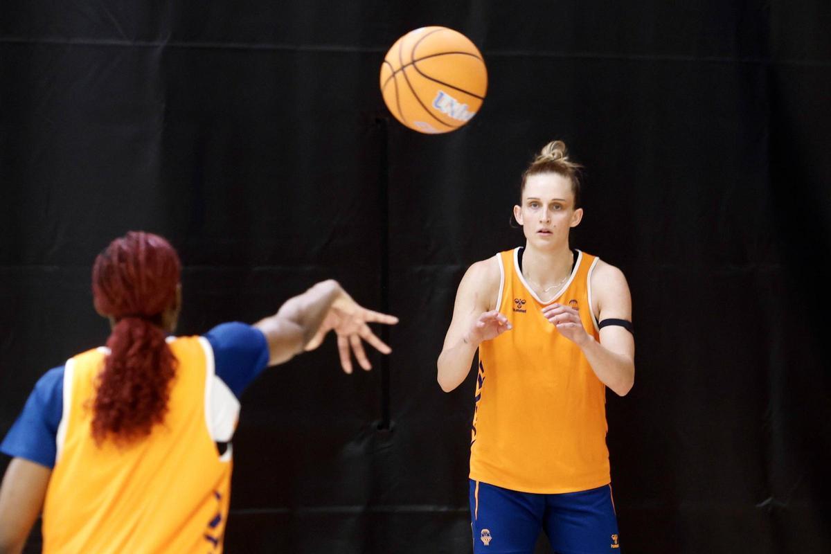 Leo Fiebich, de nuevo disponible para la Copa tras ausentarse del duelo ante el Girona por asuntos personales.