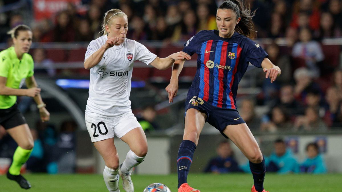 La centrocampista noruega del FC Barcelona Engen (d) lucha con la delantera sueca del Rosegard Mia Persson (i) durante el encuentro correspondiente a la última jornada de la fase de grupos de la Champions femenina.