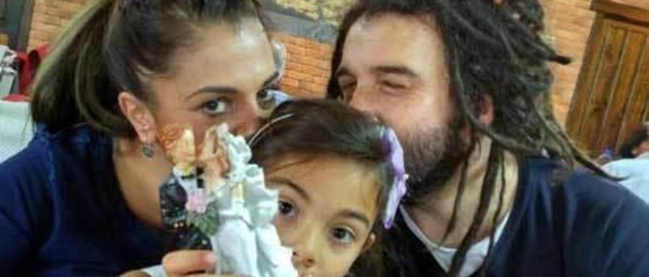 Mónica Robledo y Marcos del Barrio, con su hija Deva.