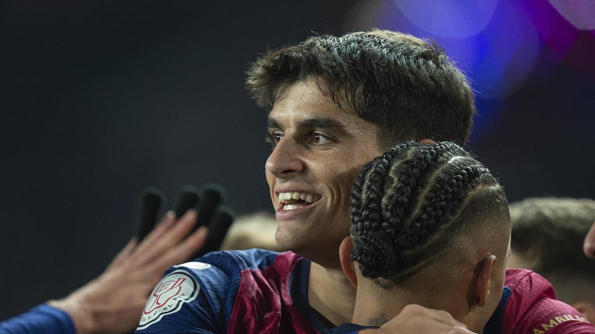 Gerard Martín felicita a Raphinha tras marcar un gol en el Barça-Betis de la Copa del Rey en Montjuïc.