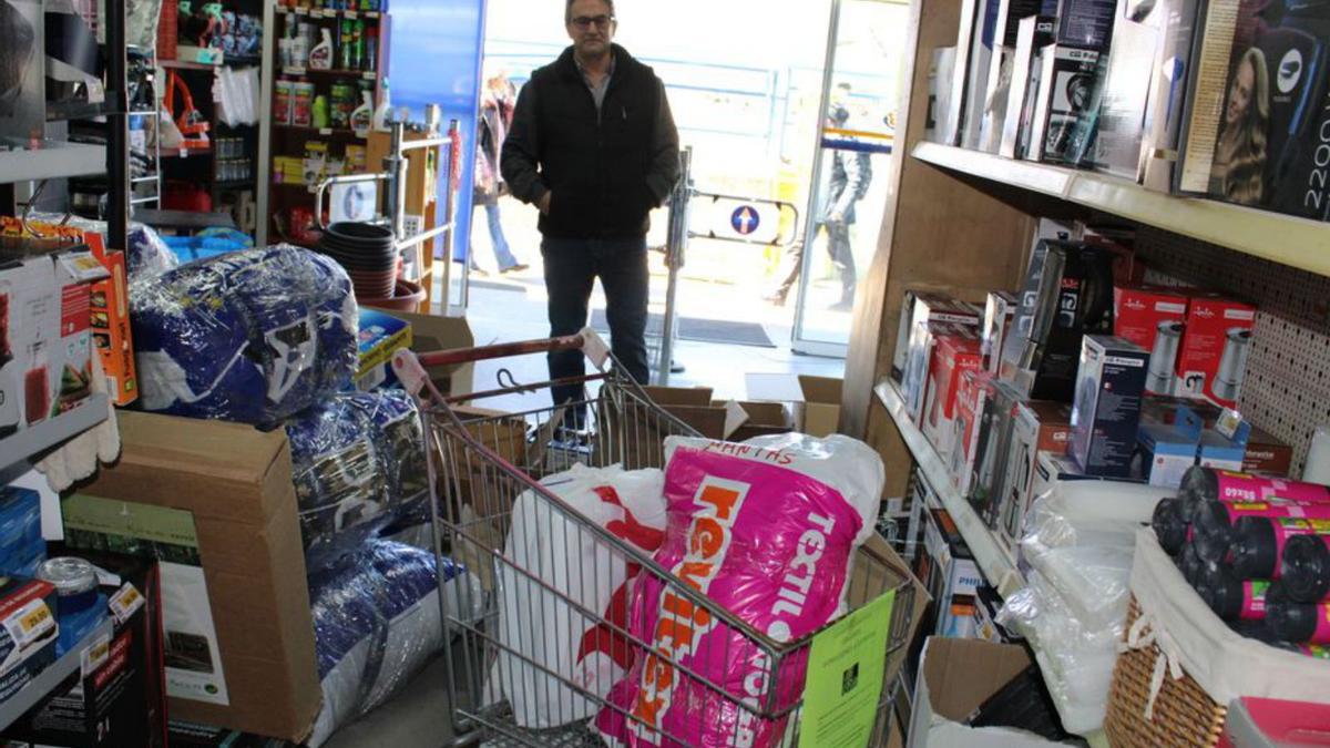 Material para Ucrania depositado en la tienda de El Puente. | A. Saavedra