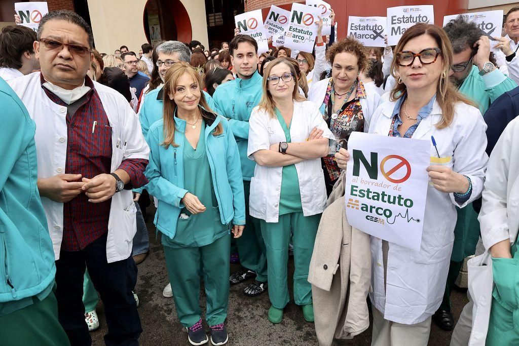 La protesta de los médicos contra el Estatuto Marco de Sanidad a las puertas de la Arrixaca, en imágenes