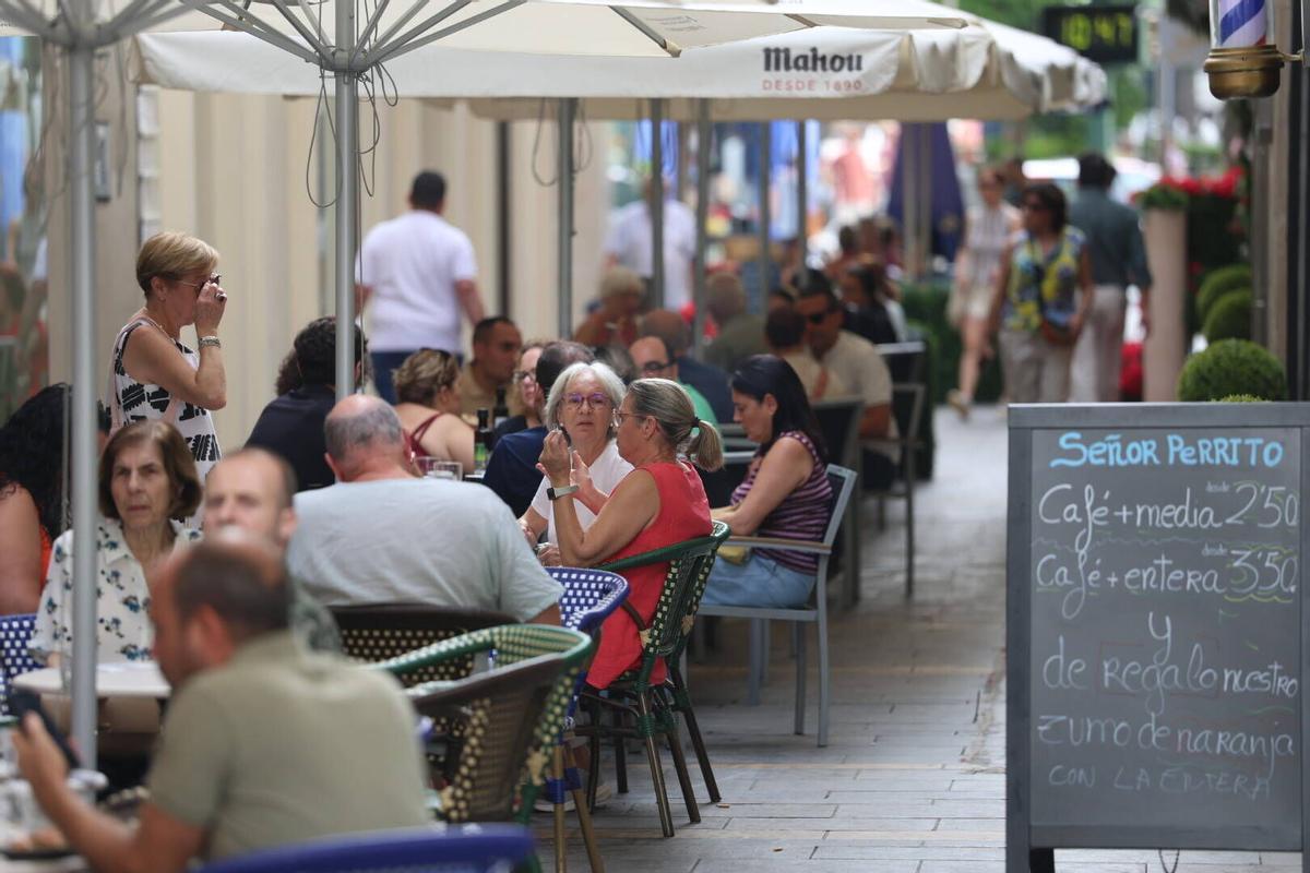 Clientes en la terraza de La Bodeguilla.