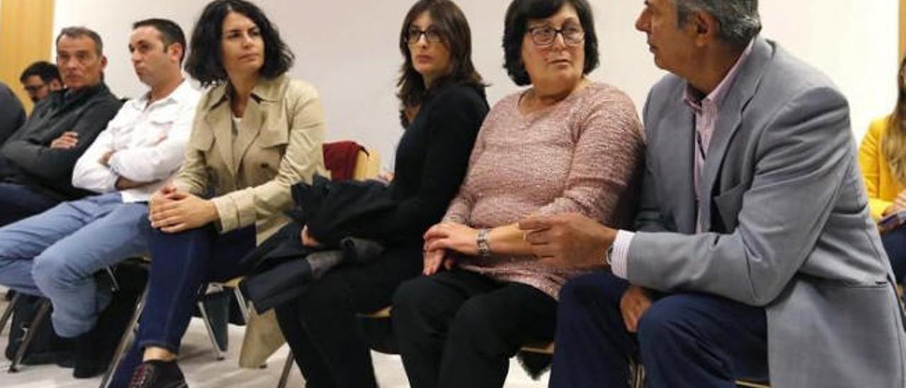 José Francisco Reyes (d) junto a su mujer y sus tres hijos durante el juicio en marzo de 2017.