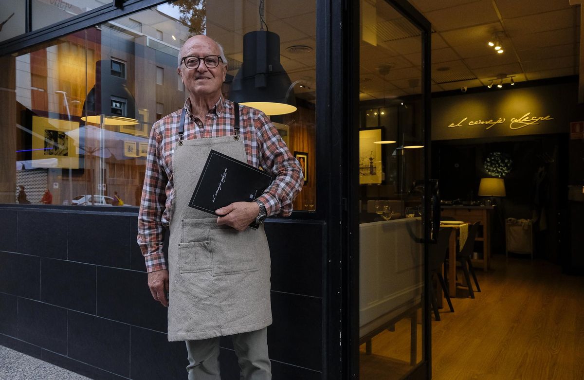 Isidoro Díaz en la entrada del restaurante El Conejo Alegre.