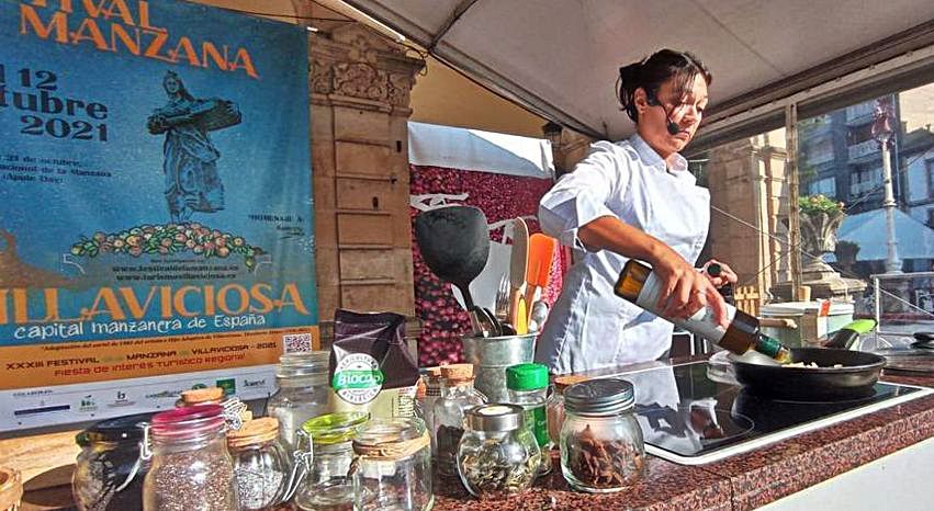 La chef Nuria Granados, durante la exhibición de cocina.  