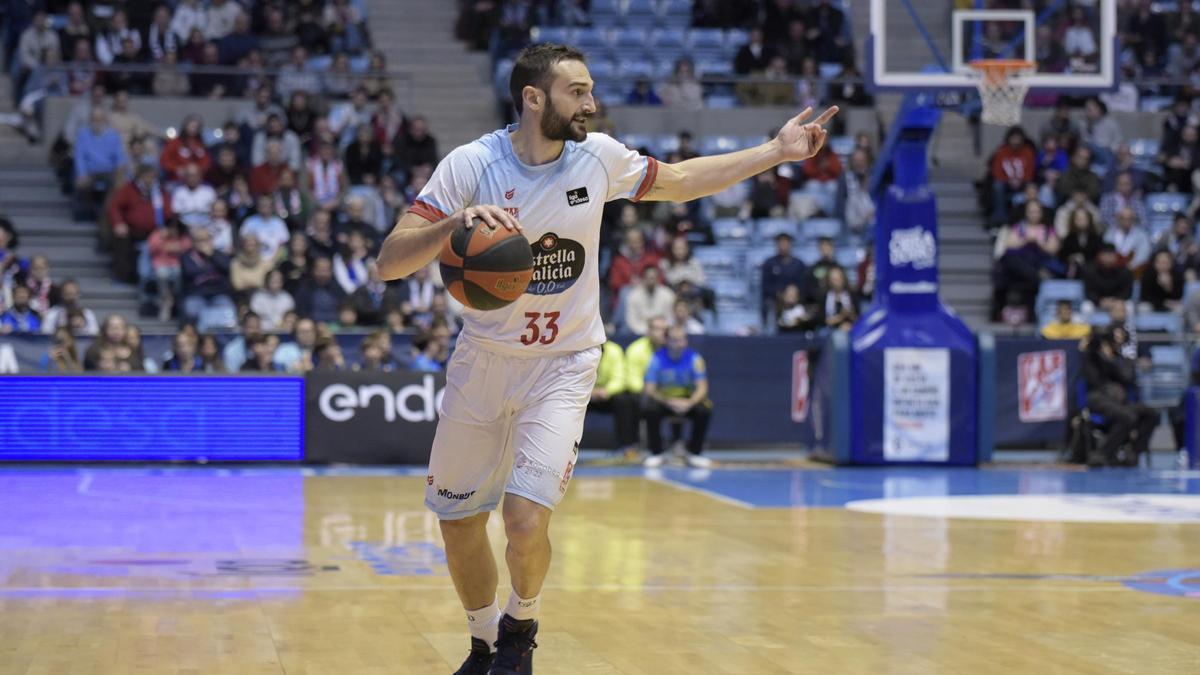 Álvaro Muñoz durante un partido con el Obradoiro en Sar