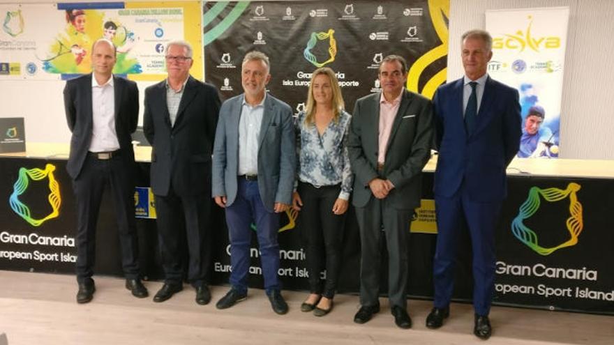 Sepulveda (Federación de Tenis), Andrés Angulo (consejero de El Cortijo), Ángel Víctor Torres (consejero de Deportes), Anastasia Yakimova (directora del Torneo), Francisco Moreno (Lopesan) y Fernando González (Brisa Motor), en la presentación del torneo.