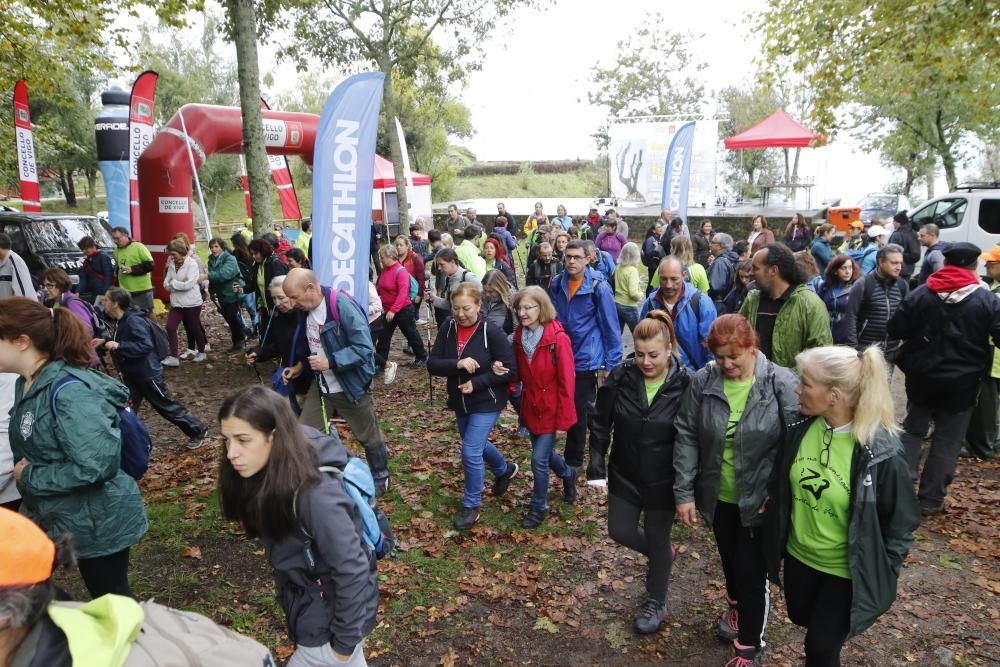 Decenas de personas participan en el Trail Montes de Vigo, con dos recorridos en el entorno del Monte dos Pozos de 23 y 13 kilómetros. También se celebró una andaina de 7 kilómetros.