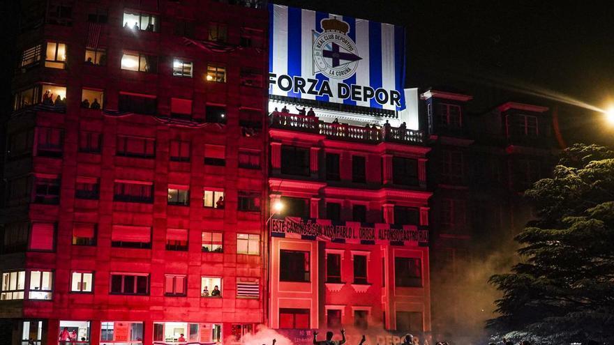 Fiesta del ascenso: la llegada de los jugadores a Cuatro Caminos