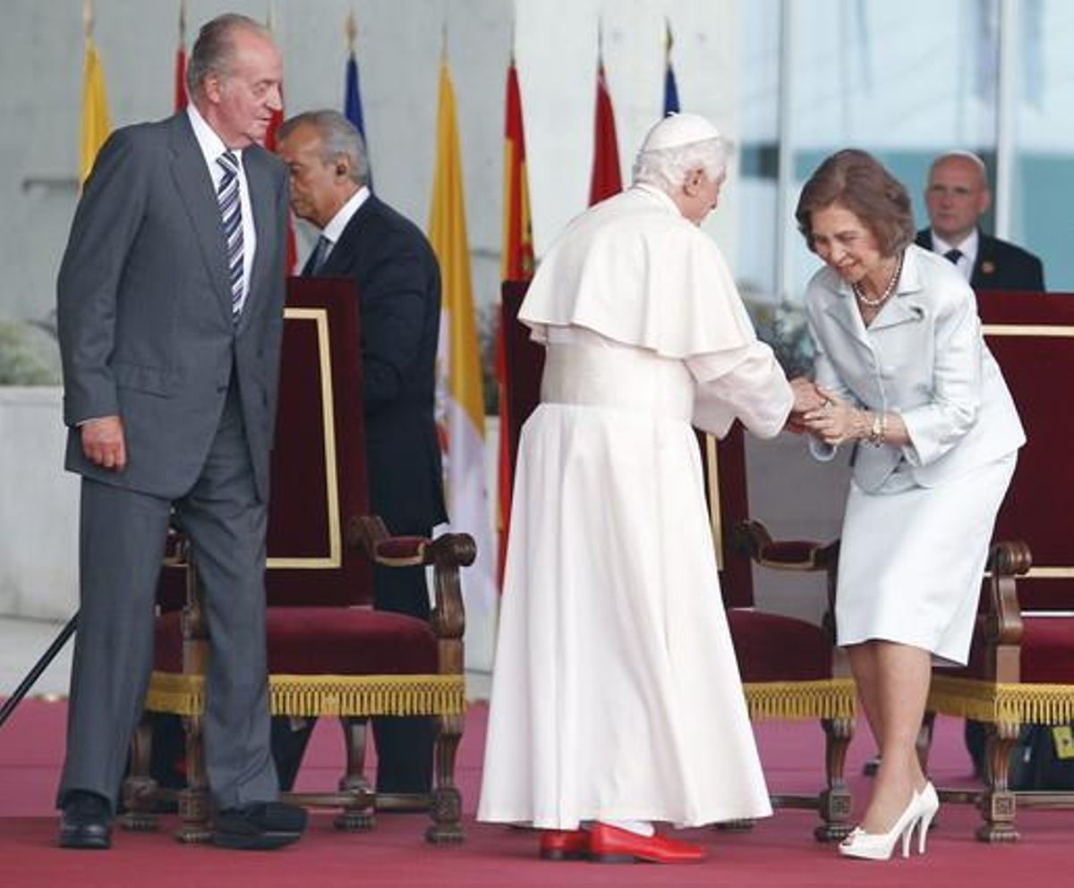 La reina Sofia saluda el Sant Pare en presència del rei Joan Carles durant la cerimònia de comiat a l’aeroport de Barajas.