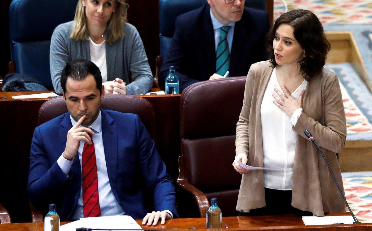 GRAF3604. MADRID, 05/12/2019.- La presidenta de la Comunidad de Madrid, Isabel Díaz Ayuso (d) y su vicepresidente Ignacio Aguado (i) durante el pleno de la Asamblea este jueves con preguntas sobre libertad educativa, transporte público o desarrollo sostenible, en una sesión en la que se somete a debate la toma en consideración de la primera ley que llega al hemiciclo en lo que va de legislatura. EFE/David Fernández