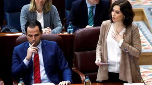 GRAF3604. MADRID, 05/12/2019.- La presidenta de la Comunidad de Madrid, Isabel Díaz Ayuso (d) y su vicepresidente Ignacio Aguado (i) durante el pleno de la Asamblea este jueves con preguntas sobre libertad educativa, transporte público o desarrollo sostenible, en una sesión en la que se somete a debate la toma en consideración de la primera ley que llega al hemiciclo en lo que va de legislatura. EFE/David Fernández