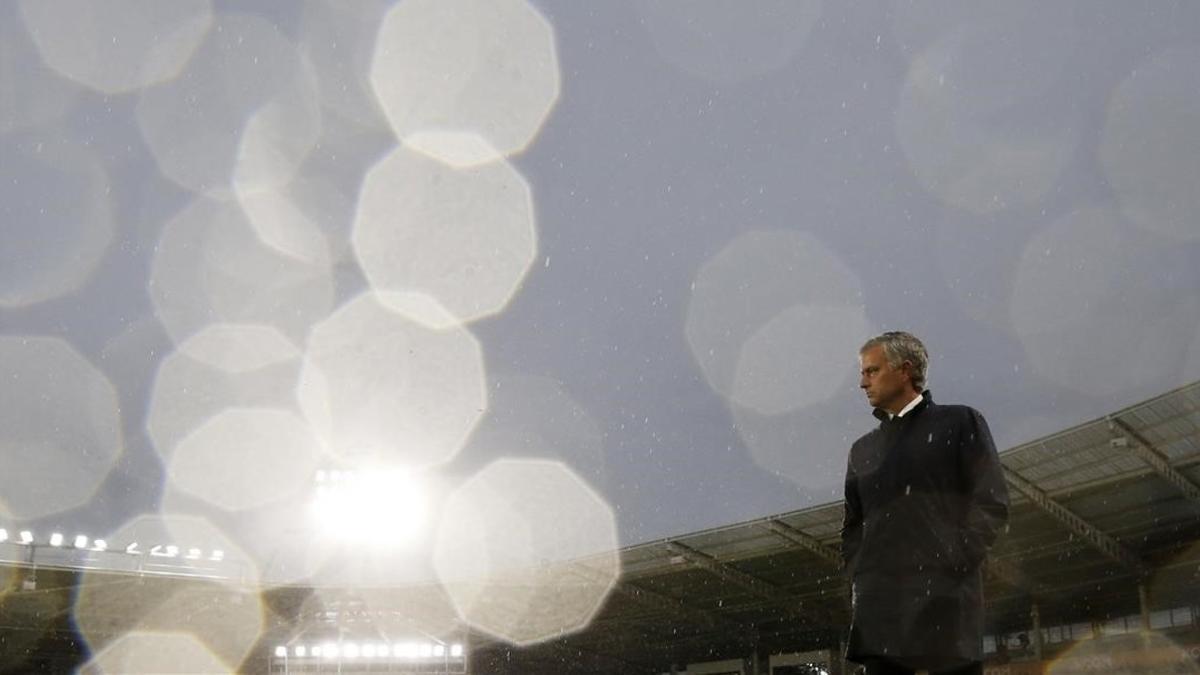 Mourinho, durante el partido contra el Hull City.