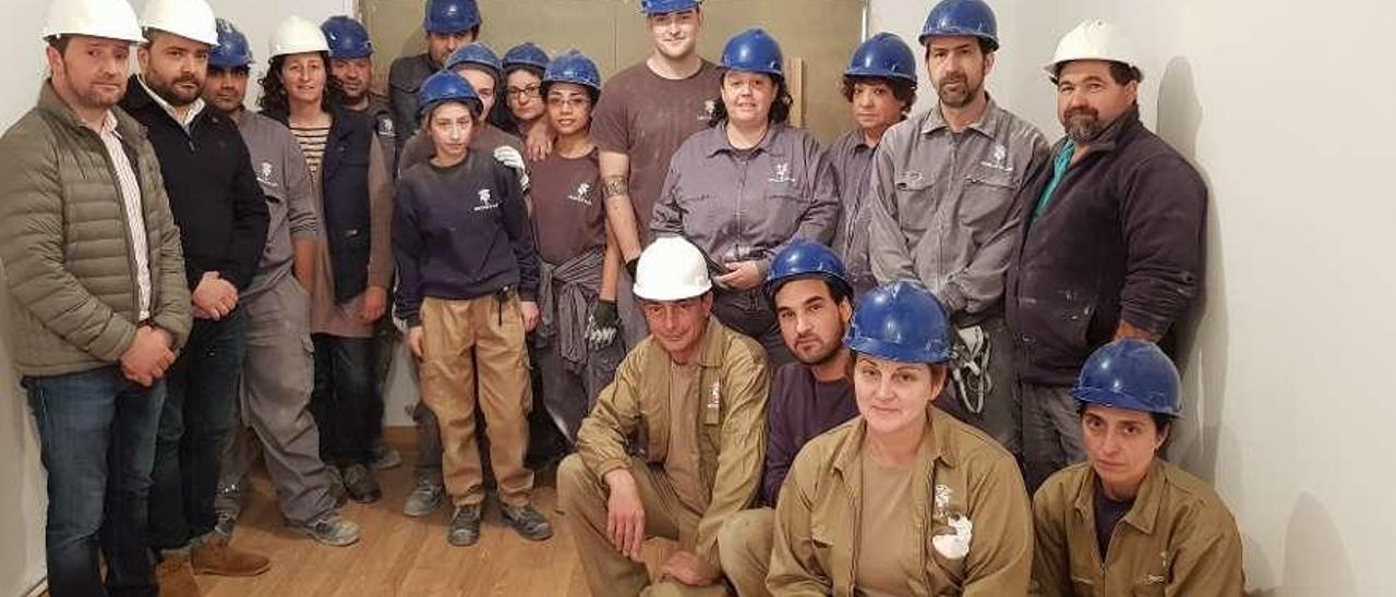 Miembros del gobierno local con alumnos y profesores en las viejas casas de maestros del Rivero.