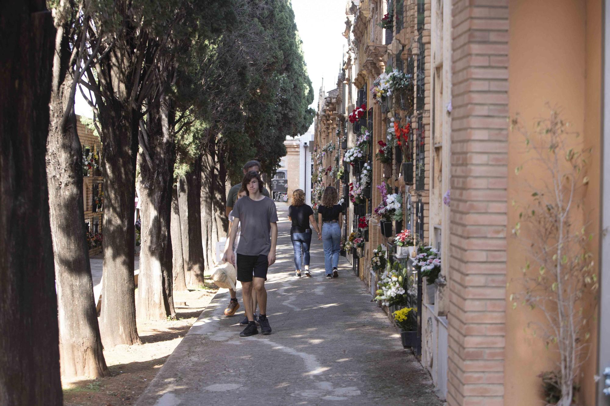 Día de Todos los Santos en el cementerio municipal de Alzira