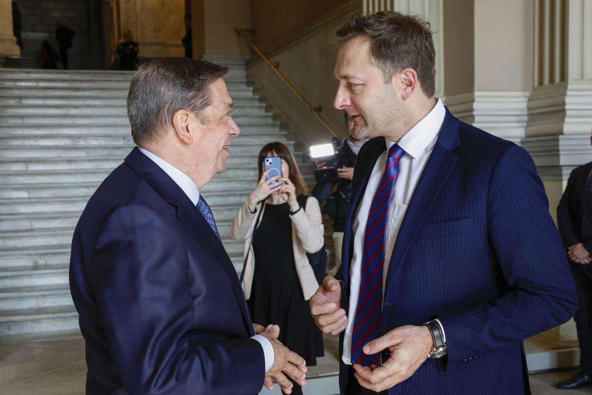 El ministro Luis Planas se reúne con Christophe Hansen, Comisario de Agricultura de la UE.
