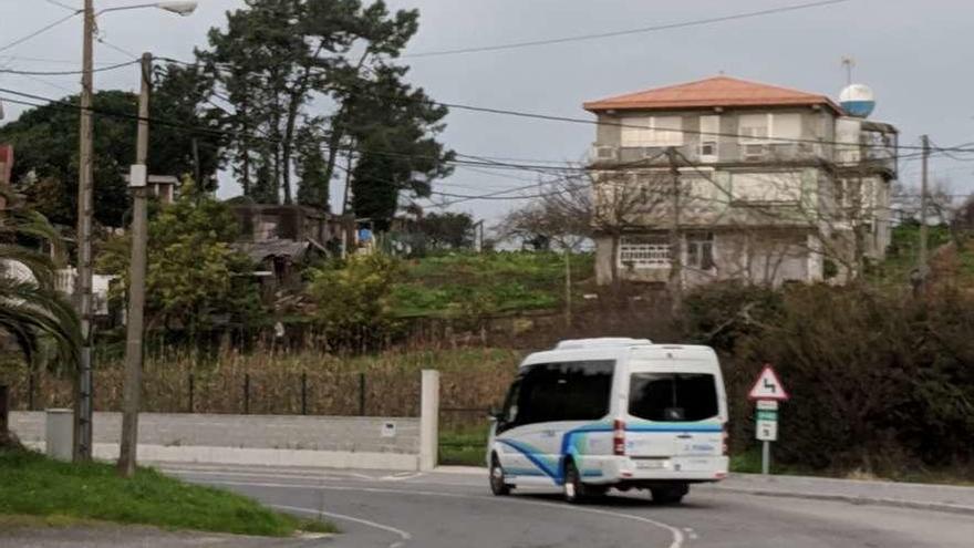 Un autobús de la línea entre Morás y A Coruña. la opinión