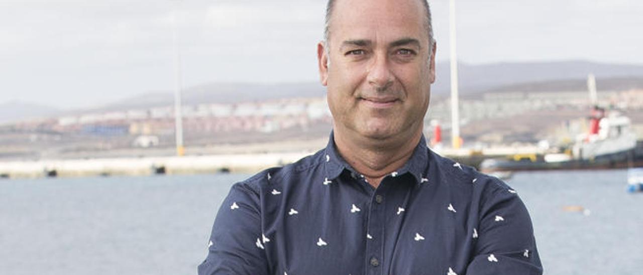 Moisés Jorge Naranjo, gerente del Patronato de Turismo, en el muelle de Puerto del Rosario.